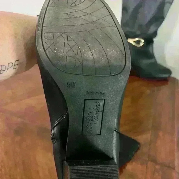 Black almost knee height boots wide calf - Picture 2 of 3